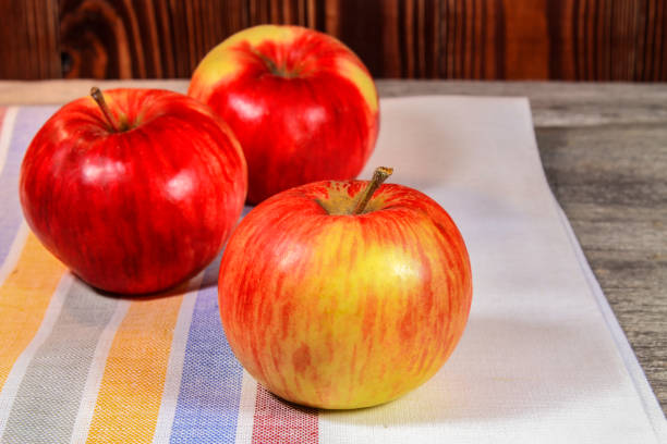 jabłka na drewnianym stole - doily freshness raw sweet food zdjęcia i obrazy z banku zdjęć