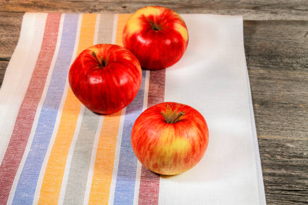 pommes sur une table en bois - doily freshness raw sweet food photos et images de collection