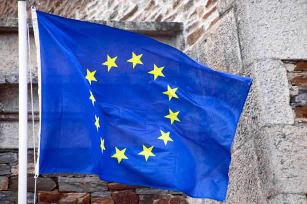 bandiera dell'unione europea al vento. - portomarin foto e immagini stock