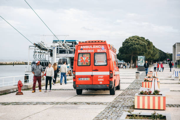 uma ambulância na rua da cidade. ajuda de emergência. serviço de ambulância 112. - group of people journey effort travel destinations - fotografias e filmes do acervo