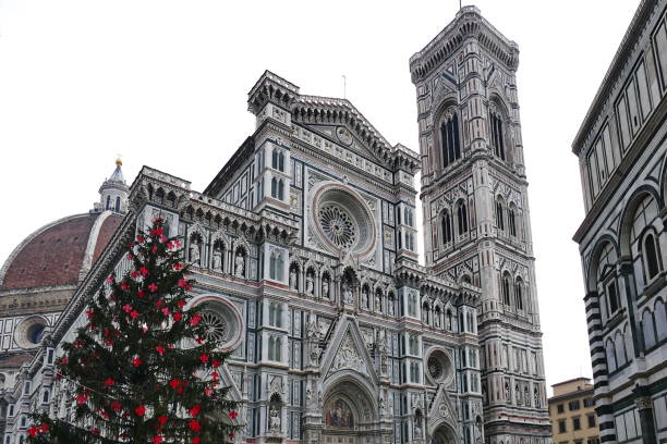 istock Christmas tree in Duomo square in Florence 953463920
