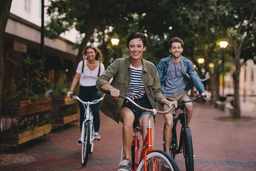 Jóvenes amigos ciclistas en la ciudad photo