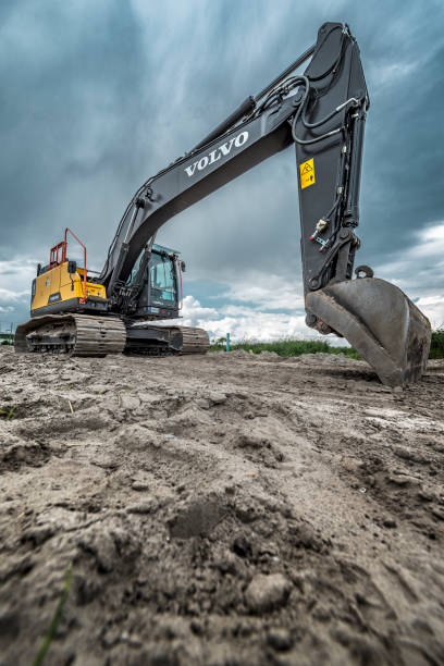 machine de volvo pelle sur chenilles d’ec220e sur chantier - construction equipment earth mover hydraulic platform cylinder photos et images de collection