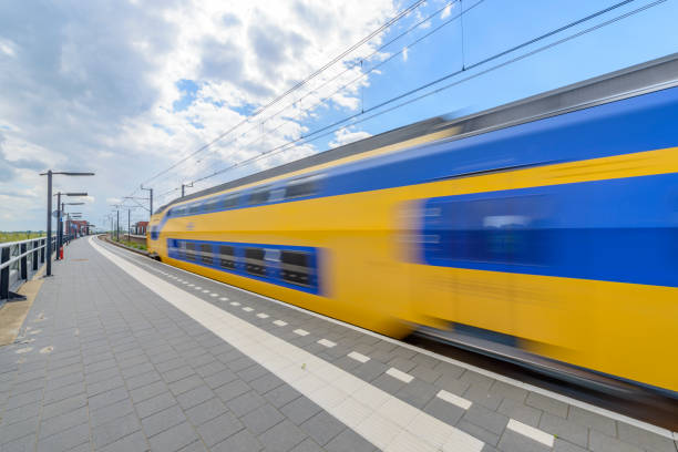 ic-trein van de nederlandse spoorwegen, ns, rijden langs bij station kampen zuid - ns stockfoto's en -beelden