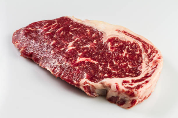 созревший опытный говяжий рулет или стриптиз стейк на белом фоне изолированы - scotch steak стоковые фото и изображения