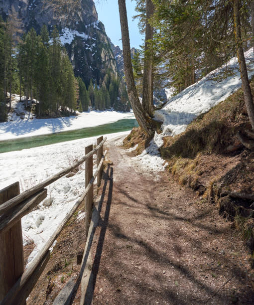 lago di braies-pragser wildsee ze śniegiem, dolomity południowy tyrol, włochy - melting spring snow trentino alto adige zdjęcia i obrazy z banku zdjęć