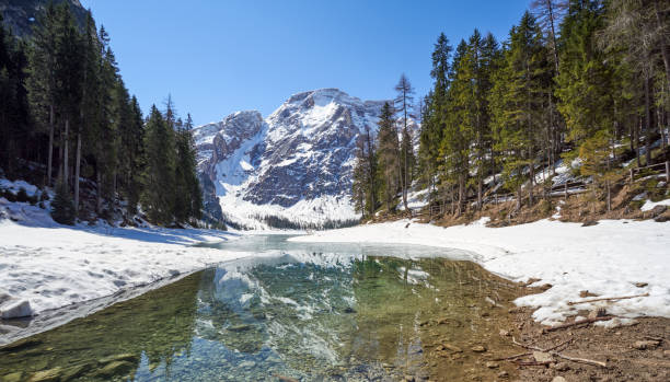 lago di braies-pragser wildsee ze śniegiem, dolomity południowy tyrol, włochy - melting spring snow trentino alto adige zdjęcia i obrazy z banku zdjęć