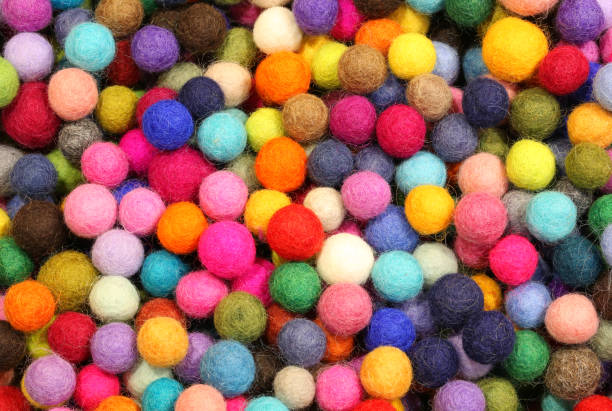 istock of many little balls made with wool 953477278