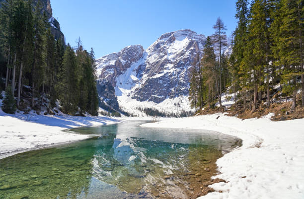 lago di braies-pragser wildsee com neve, dolomitas do sul de tirol, itália - melting spring snow trentino alto adige - fotografias e filmes do acervo