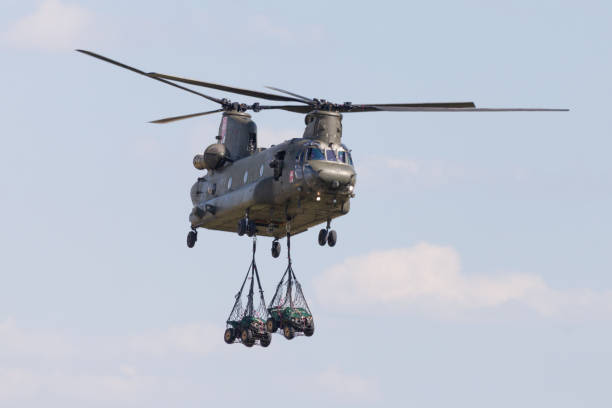 wojskowy śmigłowiec transportowy chinook z boing rotor craft systems leci na lotnisku berlin / schoenefeld. - chinook wind zdjęcia i obrazy z banku zdjęć