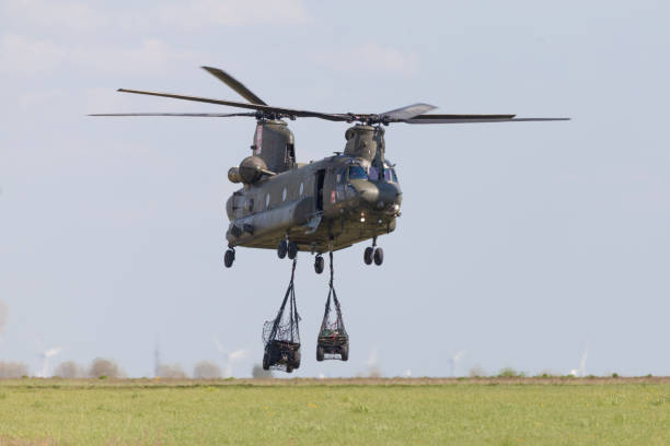 wojskowy śmigłowiec transportowy chinook z boing rotor craft systems leci na lotnisku berlin / schoenefeld. - chinook wind zdjęcia i obrazy z banku zdjęć