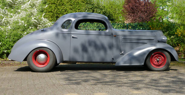 stationnement voiture ancienne datant de 1936 - collectors car car hubcap retro revival photos et images de collection