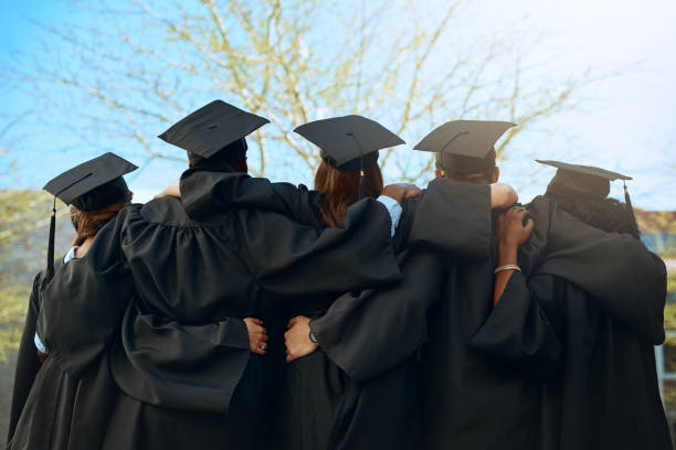 ¡es un abrigo de la gente! - graduation university degree learning fotografías e imágenes de stock