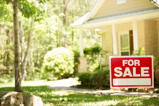 haus zu verkaufen mit schild von immobilienmakler. - immobilienschild stock-fotos und bilder