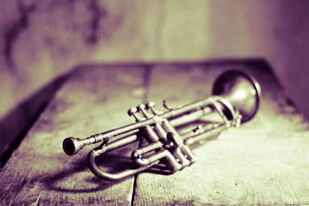 una trompeta de jazz antiguos desde los años 40 - brass instrument jazz brass trumpet fotografías e imágenes de stock