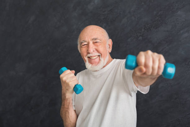 senior hombre haciendo ejercicio con pesas - healthy lifestyle men boxing dumbbell fotografías e imágenes de stock