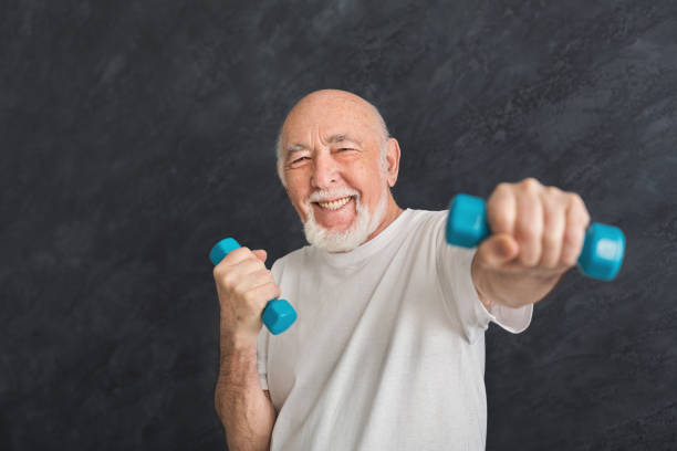 senior homme faisant exercice avec des haltères - vitality equipment leisure equipment built structure photos et images de collection