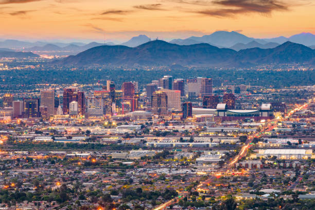 paysage urbain de phoenix, arizona, é.-u. - phoenix arizona skyline desert photos et images de collection