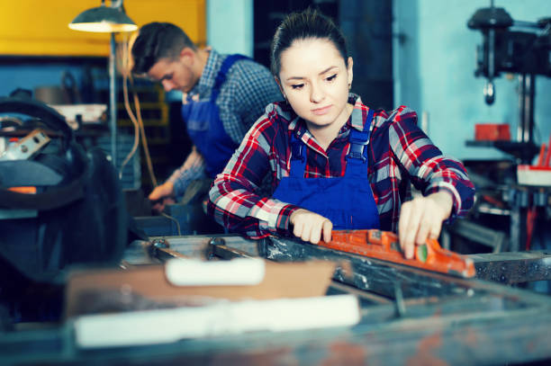 istock Girl master is standing and working with level 953520048