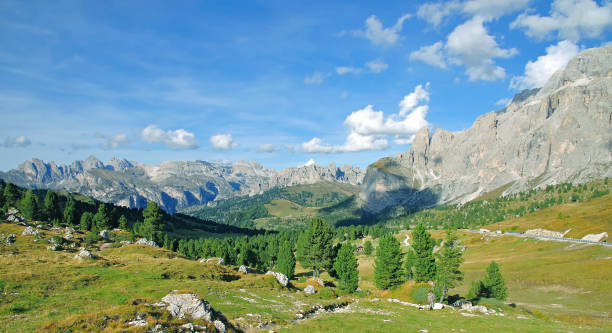 en el sella pase cerca de selva de val gardena, alto adige, sur tirol, italia - sella pass fotografías e imágenes de stock