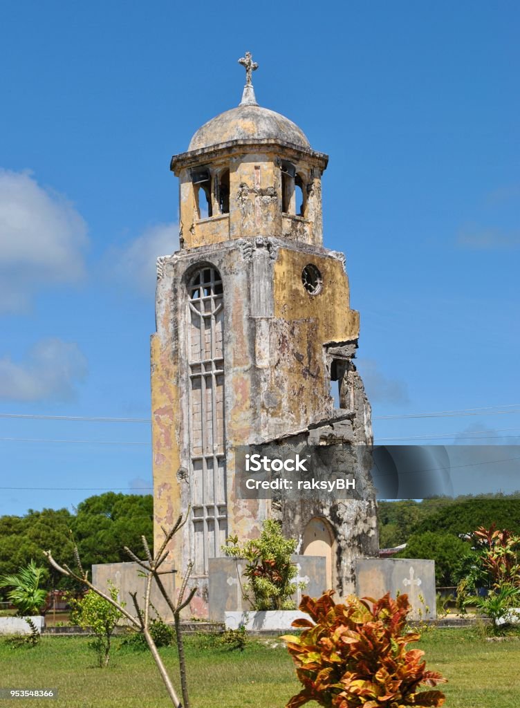 Vieja Torre De La Campana En La Iglesia Católica De San José Foto de stock  y más banco de imágenes de Aire libre - iStock