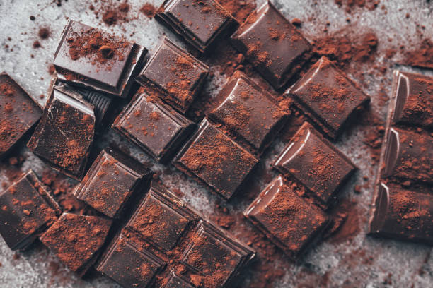 cioccolato fondente con porwder di cacao - cioccolato fondente foto e immagini stock