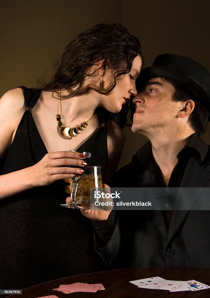 Hombre y mujer beber alcohol en estilo retro - Foto de stock de 20 a 29 años libre de derechos