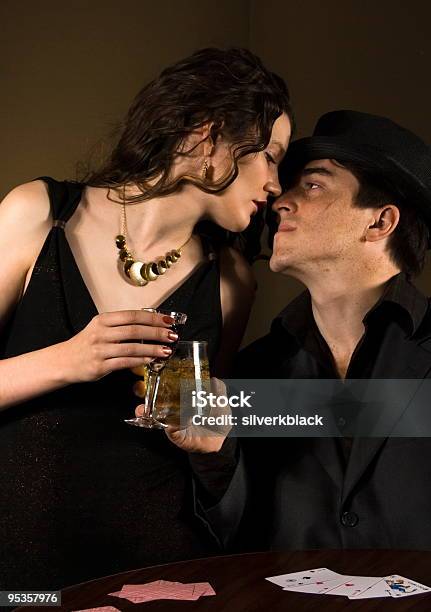 Hombre Y Mujer Beber Alcohol En Estilo Retro Foto de stock y más banco de imágenes de 20 a 29 años - 20 a 29 años, Adulto, Anticuado
