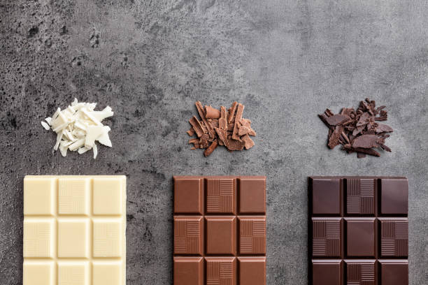 deliziosa varietà di cioccolato su sfondo rustico - white chocolate foto e immagini stock