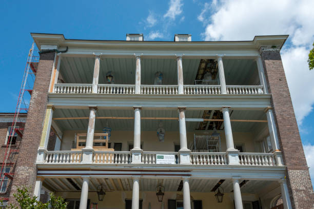 historisches herrenhaus restaurierung, charleston, south carolina - restoring house scaffolding history stock-fotos und bilder