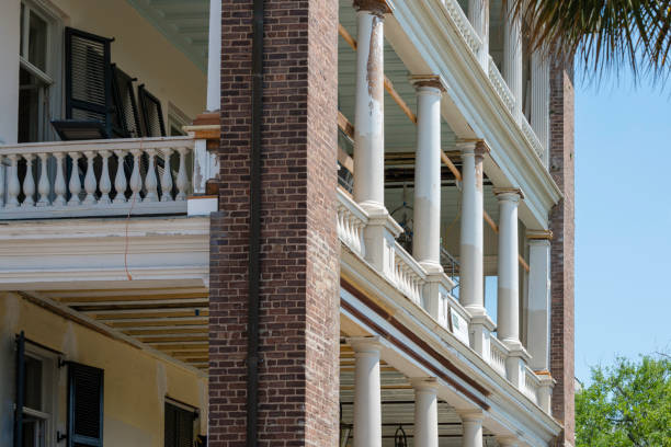 restauração histórica mansão, charleston, carolina do sul - restoring house scaffolding history - fotografias e filmes do acervo