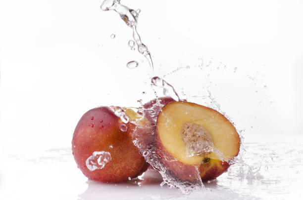 nettarine con spruzzi d'acqua - peach nectarine wet drop foto e immagini stock