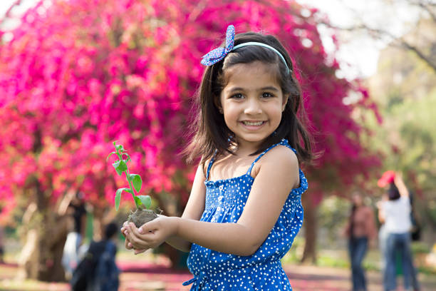 arbre arbrisseau de fille usine - stock image - indian girls photos et images de collection