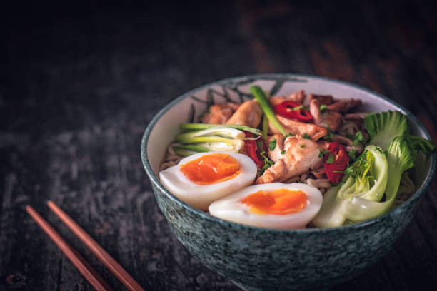 sopa de fideos ramen de miso - interés humano fotografías e imágenes de stock