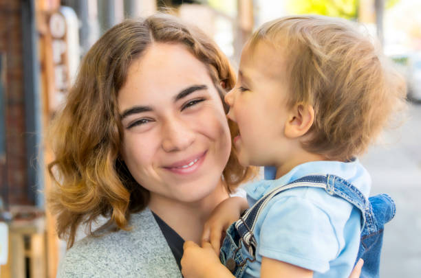 matka i syn - baby toddler young women outdoors zdjęcia i obrazy z banku zdjęć