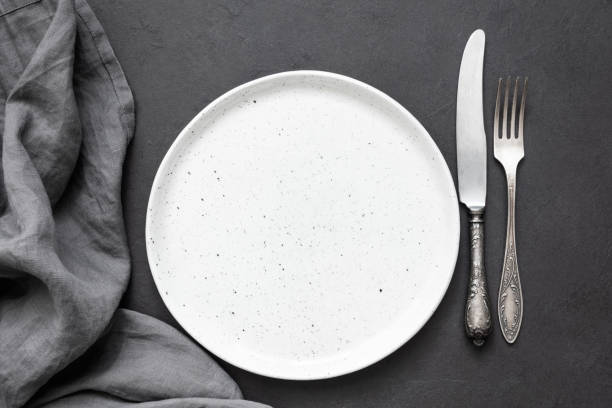빈티지 칼 붙이 또는 제품, 빈 접시와 주방 섬유 냅킨 - napkin silverware textile fork 뉴스 사진 이미지