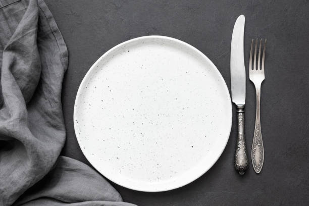 vintage cutlery or silverware, empty plate and kitchen textile napkin - pano de prato imagens e fotografias de stock