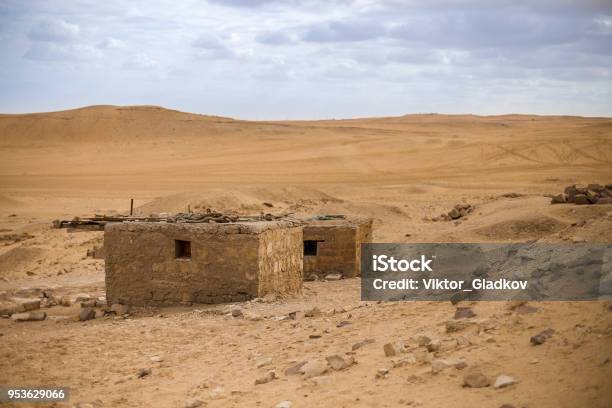 Oude Verwoeste Huis In De Woestijn Egypte Stockfoto en meer beelden van Antiek - Toestand - Antiek - Toestand, Egypte, Huis