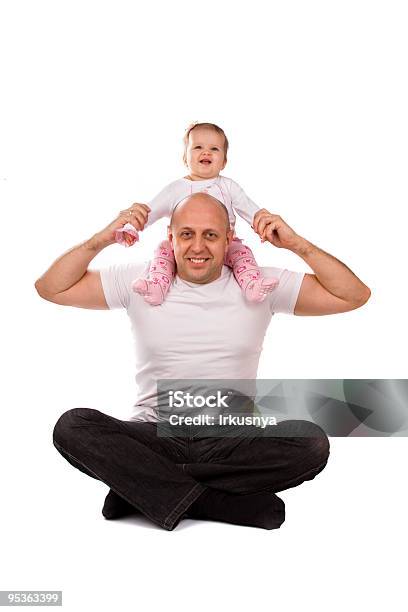 Feliz Família Bebê No Ombro Do Pai - Fotografias de stock e mais imagens de Abraçar - Abraçar, Adulto, Amor