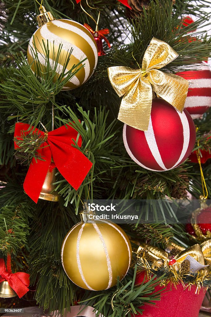 Foto de Películas De Árvore De Natal Decorada Em Vermelho E Dourado e mais  fotos de stock de Bola de Árvore de Natal - iStock