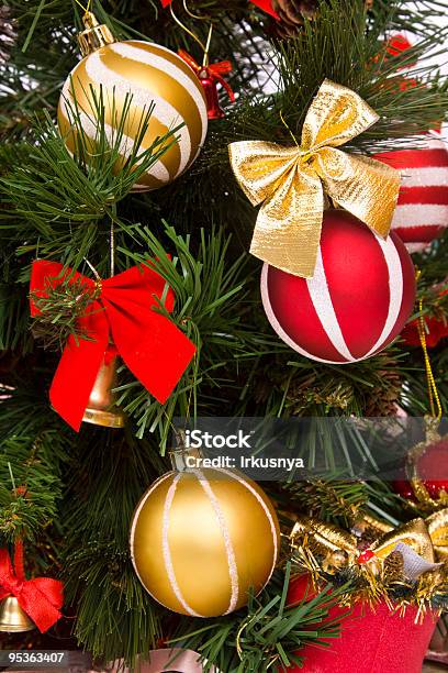 Fragment Of Christmas Tree Оформленном В Красный И Золотой — стоковые фотографии и другие картинки Ёлочные игрушки
