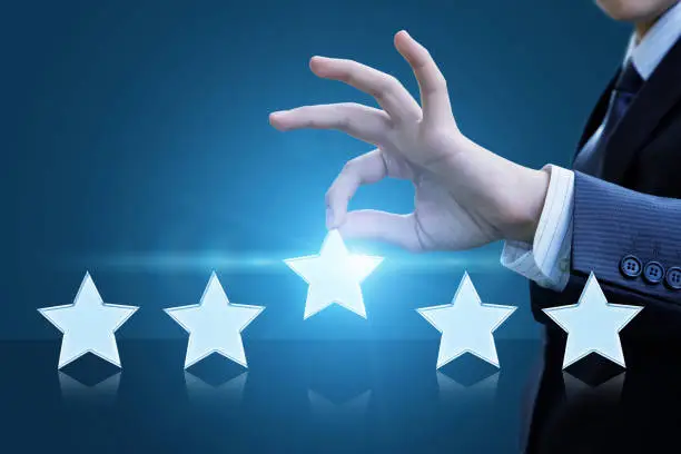 Photo of A man evaluates the service and gives it five stars.