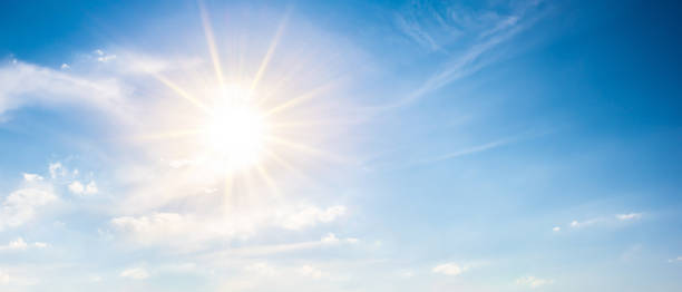 cielo blu con sole splendente come sfondo - sun sky foto e immagini stock
