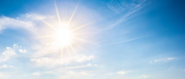 błękitne niebo z jasnym słońcem jako tłem - sunbeam cloud panoramic sky zdjęcia i obrazy z banku zdjęć