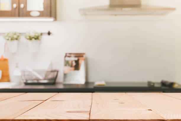 isola superiore tavolo in legno con sfocatura moderno cucina camera sfondo interno - cucina domestica foto e immagini stock