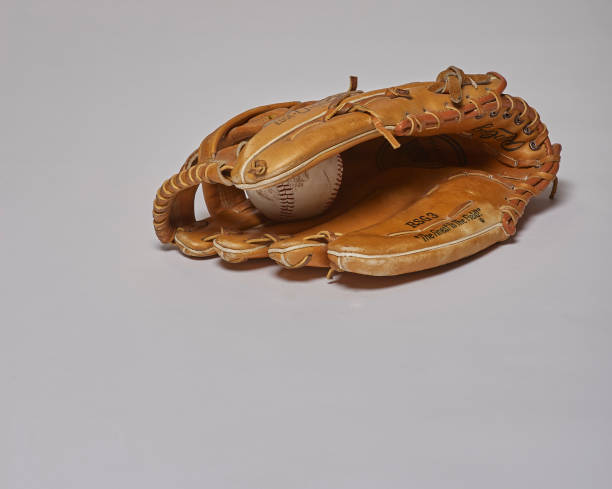 baseball glove & ball left-handed baseball glove with ball left handed catcher stock pictures, royalty-free photos & images