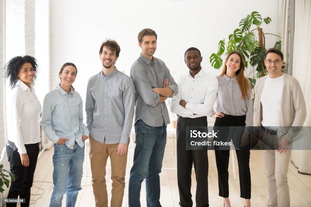 Portrait de l’équipe entreprise ou groupe de jeunes gens heureux de divers professionnel - Photo de Génération du millénaire libre de droits