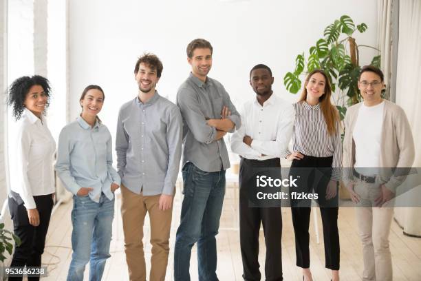 Photo libre de droit de Portrait De Léquipe Entreprise Ou Groupe De Jeunes Gens Heureux De Divers Professionnel banque d'images et plus d'images libres de droit de Génération du millénaire