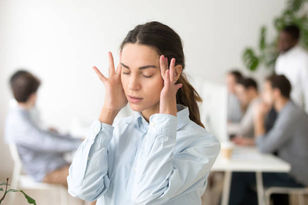 salientou o empregado frustrado jovem mulher tonta ou tendo dor de cabeça - businesswoman frustration rudeness business - fotografias e filmes do acervo