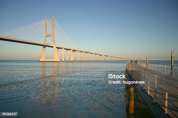 Foto de Lisboas Bridge e mais fotos de stock de Alto - Descrição Geral - Alto - Descrição Geral, Apoiado, Arquitetura